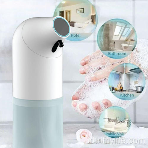 dispenser sabun yang terpasang di dinding